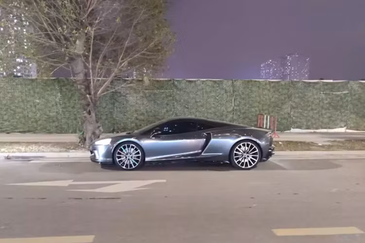 Sau đó chiếc siêu xe McLaren GT quay về lại showroom ở Tp.HCM và nằm chờ khách vài tháng, trước khi được 1 người chơi xe tại Hà Nội bay vào Nam xem mắt, sau đó mua về, ra biển số 30M, và hiện đã lăn bánh trên các con đường ở Thủ Đô.