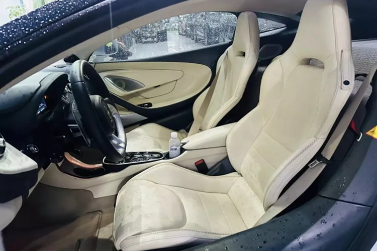 Ở thiết kế, siêu xe McLaren GT có đèn pha LED mới sắc cạnh và đèn hậu LED nằm ngang, tương tự như các siêu xe McLaren khác, phiên bản Grand Touring cũng sở hữu bộ cửa cánh bướm thời trang và dễ dàng giúp chủ nhân cũng như hành khách ra vào xe thoải mái.