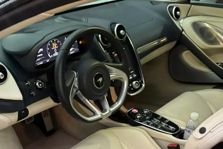 Phía bên trong xe McLaren GT có màn hình giải trí cỡ lớn dựng dọc kết hợp cùng với đó là bảng cần số thiết kế đẹp mắt. Khoang lái siêu xe McLaren GT này có tông màu trắng.
