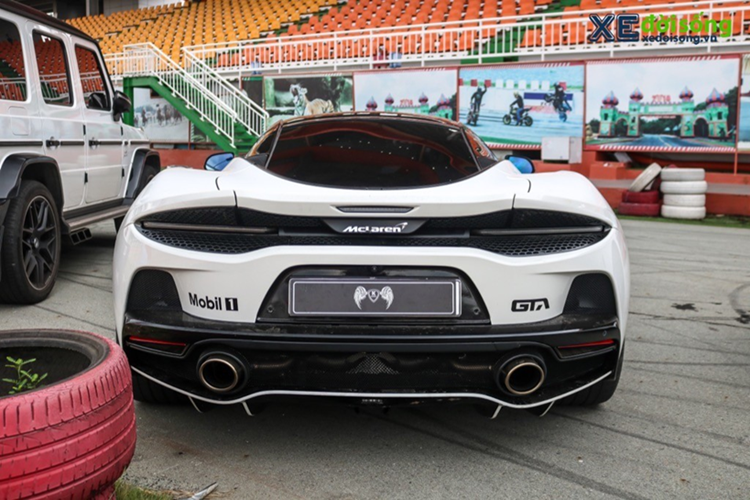 Động cơ trên siêu xe McLaren GT sẽ đi kèm với hộp số ly hợp kép 7 cấp, nhờ đó, mẫu siêu xe Grand Tourer của hãng xe McLaren có thể hoàn thành việc tăng tốc từ vị trí xuất phát lên 100 km/h chỉ trong thời gian 3,2 giây trước khi đạt tốc độ tối đa là 326 km/h.