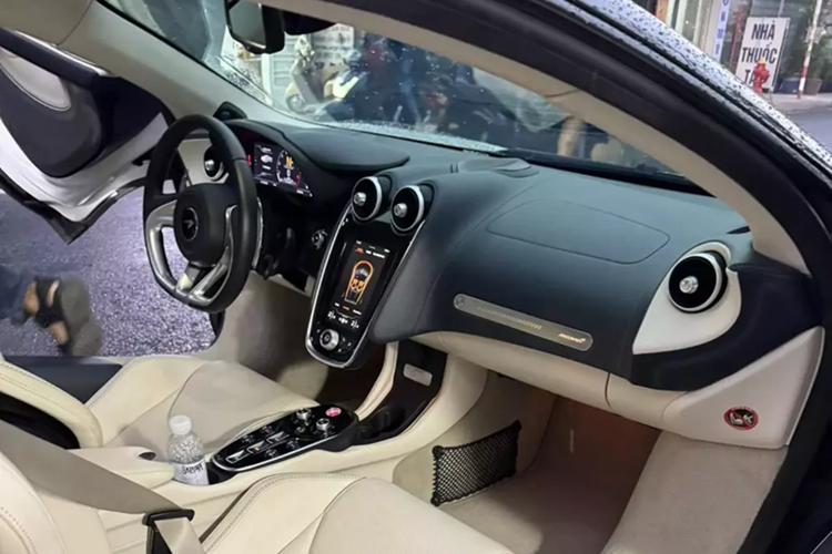 Hiện tại xe đã được chủ nhân làm mới với ngoại thất màu đen. Về chiếc xe thú vị này, hãng siêu xe McLaren đã trang bị đến 2 khoang hành lý cho xe GT với tổng diện tích chứa đồ lên đến 570 lít.