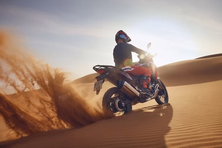 Hệ thống phun xăng điện tử PGM-FI giúp xe vận hành mượt mà và tiết kiệm nhiên liệu, trong khi hộp số DCT (ly hợp kép) tùy chọn giúp tối ưu hóa khả năng vận hành trên nhiều loại địa hình.