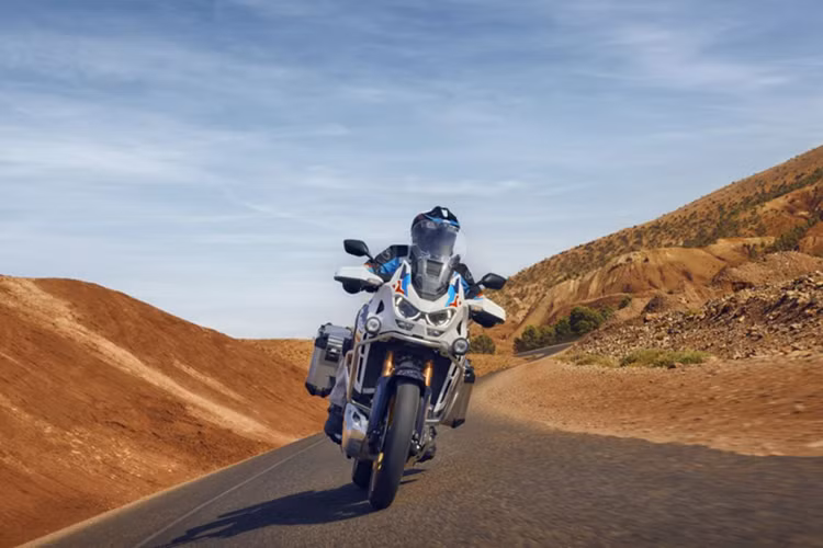 Africa Twin có bánh trước kích thước 21 inch dành cho các tín đồ chuyên off-road và bản Adventure Sports có bánh trước 19 inch dùng cho những chuyến đi dài.