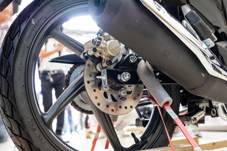 Về thiết kế, Dash 125 mang kiểu dáng thể thao đậm nét, gợi nhớ đến Wave RSX 110 đời 2012-2014 từng bán chính hãng tại Việt Nam, nhưng hiện đại và góc cạnh hơn nhờ ngôn ngữ thiết kế “Accent Line”. Các đường gân sắc sảo chạy dọc thân xe cùng phần đầu xe cắt xẻ khiến tổng thể Dash 125 trở nên nổi bật so với những mẫu xe số mềm mại đang bán trong nước.