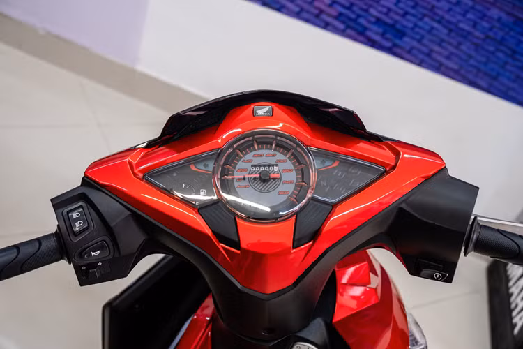 Các điểm nhấn khác trên xe bao gồm: mâm đúc 17 inch, lốp không săm, đèn xi-nhan rời để tuân thủ quy chuẩn kích thước Malaysia, phuộc trước ống lồng và giảm xóc đôi phía sau. Xe sử dụng chìa khóa cơ và đồng hồ analog truyền thống.