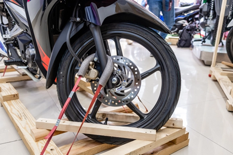 Không chỉ ở thiết kế, xe máy Honda Dash 125 còn “ăn điểm” nhờ loạt trang bị vốn hiếm thấy ở các mẫu xe số phổ thông trong nước. Cụ thể, xe được trang bị đèn pha LED cho khả năng chiếu sáng tốt hơn, phanh đĩa cho cả hai bánh – điều gần như chưa từng có trên các mẫu Honda số chính hãng tại Việt Nam.