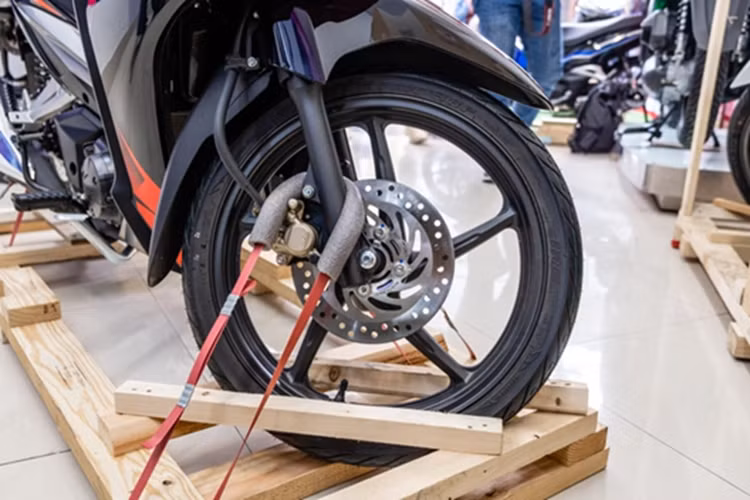 Không chỉ ở thiết kế, xe máy Honda Dash 125 còn “ăn điểm” nhờ loạt trang bị vốn hiếm thấy ở các mẫu xe số phổ thông trong nước. Cụ thể, xe được trang bị đèn pha LED cho khả năng chiếu sáng tốt hơn, phanh đĩa cho cả hai bánh – điều gần như chưa từng có trên các mẫu Honda số chính hãng tại Việt Nam.