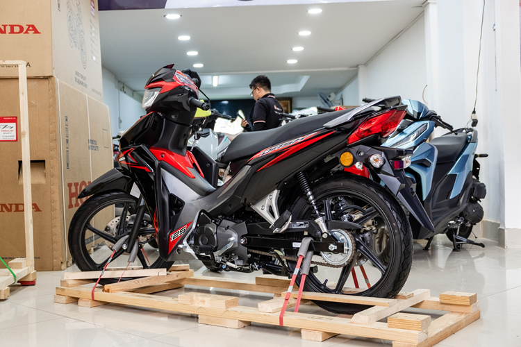 Với mức giá hơn 80 triệu đồng, Honda Dash 125 vượt xa các mẫu xe số phổ thông lắp ráp trong nước và thậm chí chạm ngưỡng các dòng xe tay ga cao cấp như Honda SH125i (giá từ 74 triệu đồng) hay Super Cub C125 (giá khoảng 86 triệu đồng).