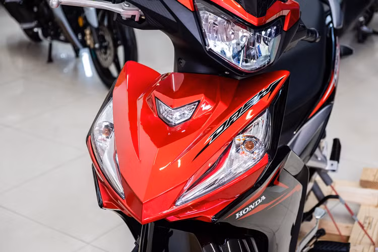 Lý do là vì thị trường Malaysia yêu cầu tiêu chuẩn an toàn cao hơn, trong đó có việc trang bị phanh đĩa phổ biến kể cả trên xe phổ thông. Tuy vậy, Dash 125 vẫn không có hệ thống phanh ABS, một thiếu sót đáng tiếc nếu xét về mức giá bán tại Việt Nam.