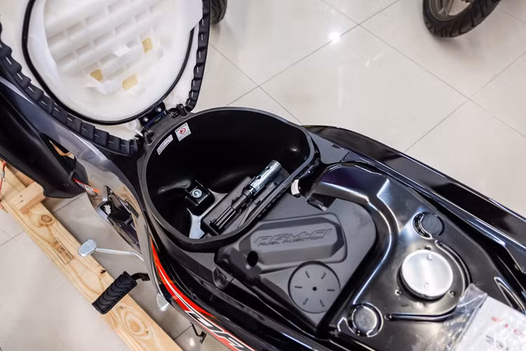 “Trái tim” của Dash 125 là khối động cơ xy-lanh đơn 125cc, SOHC, phun xăng điện tử PGM-Fi, làm mát bằng không khí. Động cơ sản sinh công suất 9,9 mã lực tại 8.000 vòng/phút, mô-men xoắn 9,5 Nm tại 6.500 vòng/phút, kết hợp hộp số 4 cấp.