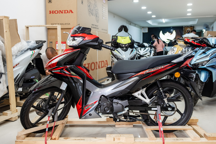 Honda Dash 125 2025 mới sở hữu kích thước tổng thể lần lượt là 1.894 x 707 x 1.108 mm, tương đương với RSX 110, nhưng trọng lượng nhỉnh hơn (105 kg so với 98 kg), chiều cao yên ở mức 767 mm phù hợp với thể trạng người Việt.