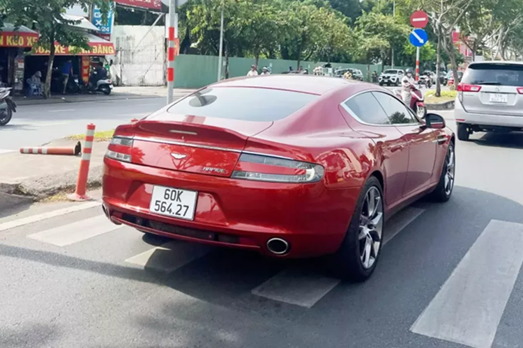  Aston Martin Rapide hạng sang là 1 chiếc xe Coupe 4 cửa rất đẹp mắt, dù vậy, số lượng xe được nhập về nước không nhiều, khoảng 6 đến 8 chiếc. Mới đây, đã có 1 chiếc xe Aston Martin Rapide xuất hiện trên đường phố, và nó nhanh chóng nhận được sự quan tâm của giới chơi xe