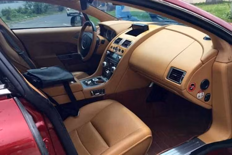 Aston Martin Rapide mang bộ áo màu đỏ thuộc thế hệ đầu tiên được sản xuất trong vòng 3 năm từ 2010 đến 2013. Điểm nhấn ở ngoại hình chiếc Coupe 4 cửa này còn có bộ mâm đa chấu sơn xám nhám đối lập bộ áo cam nhám của xe.