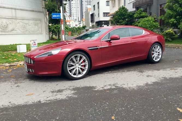 Vì thế, việc chiếc xe Aston Martin Rapide mang màu đỏ mận chín xuất hiện trên đường phố Tp.HCM với biển số 60K của Đồng Nai đã nhận được nhiều sự quan tâm.
