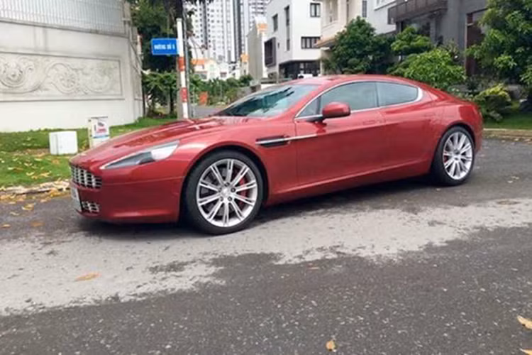 Vì thế, việc chiếc xe Aston Martin Rapide mang màu đỏ mận chín xuất hiện trên đường phố Tp.HCM với biển số 60K của Đồng Nai đã nhận được nhiều sự quan tâm.