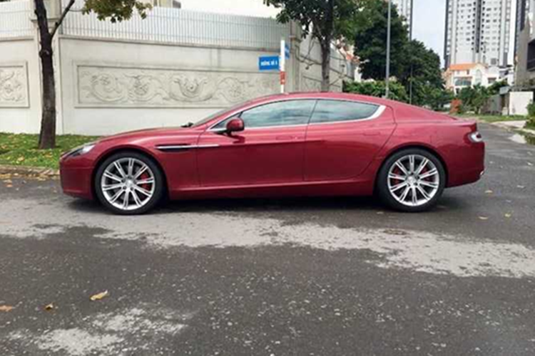 Động cơ kết hợp cùng hộp số tự động 6 cấp ZF, nhờ đó, Aston Martin Rapide chỉ mất thời gian 5.2 giây để tăng tốc từ vị trí xuất phát lên 100 km/h trước khi đạt vận tốc tối đa 303 km/h.