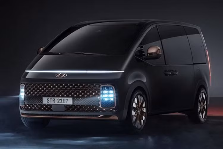 Ra mắt lần đầu vào năm 2021, Hyundai Staria là mẫu xe đa dụng (MPV) có vai trò thay thế Starex, với các tùy chọn 7 và 11 chỗ ngồi. Xe có đa dạng phiên bản gồm sử dụng động cơ chạy xăng, diesel và LPG. Tháng 2/2024, Hyundai ra mắt Staria bản hybrid, chia sẻ công nghệ với mẫu Kia Carnival Hybrid.