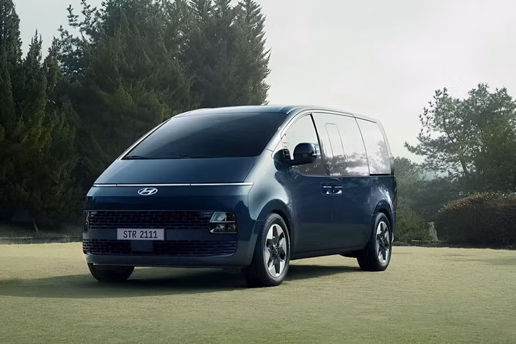 Tính đến hết tháng 11/2024, Hyundai bán được 37.769 chiếc Staria. Năm 2023, doanh số của sản phẩm này đạt 39.780 chiếc, tính cả trong nước và xuất khẩu. Tính cả năm 2024, doanh số của Staria sẽ dự kiến vượt mốc 40.000 chiếc.