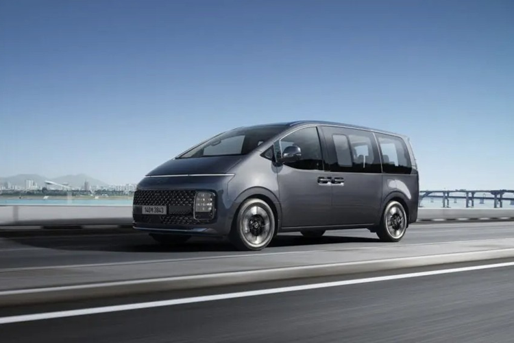 Theo một số nguồn tin, Hyundai Staria thuần điện sẽ sử dụng pin lithium nickel-mangan-cobalt có dung lượng 84 kWh giống Hyundai Ioniq 5. Đi kèm với đó là hệ thống sạc nhanh 800V cho phép xe đi được thêm 100km sau 10 phút sạc.