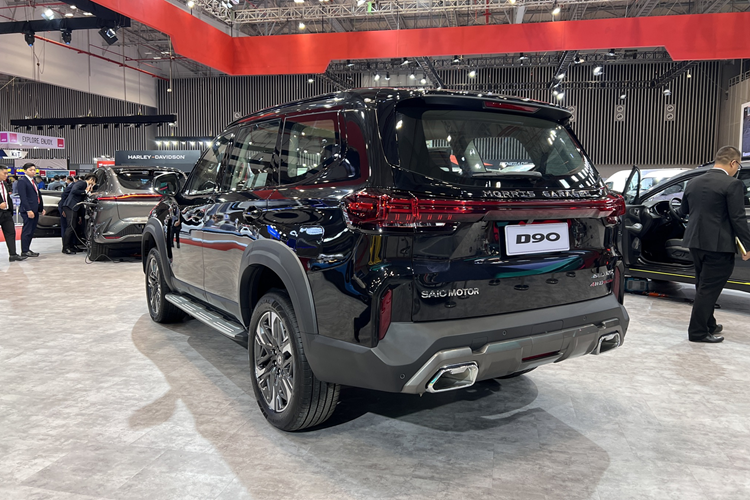 Tuy nhiên, theo nguồn tin từ phía hãng, mẫu SUV này sẽ được phân phối với hai phiên bản: COM (tiêu chuẩn) và LUX (cao cấp), cả hai đều sử dụng hệ dẫn động bốn bánh. Mức giá xe MG D90 2025 cụ thể chưa được công bố, nhưng nhiều khả năng sẽ mang tính cạnh tranh cao nhằm tạo sức hút với nhóm khách hàng đang cân nhắc các lựa chọn truyền thống.
