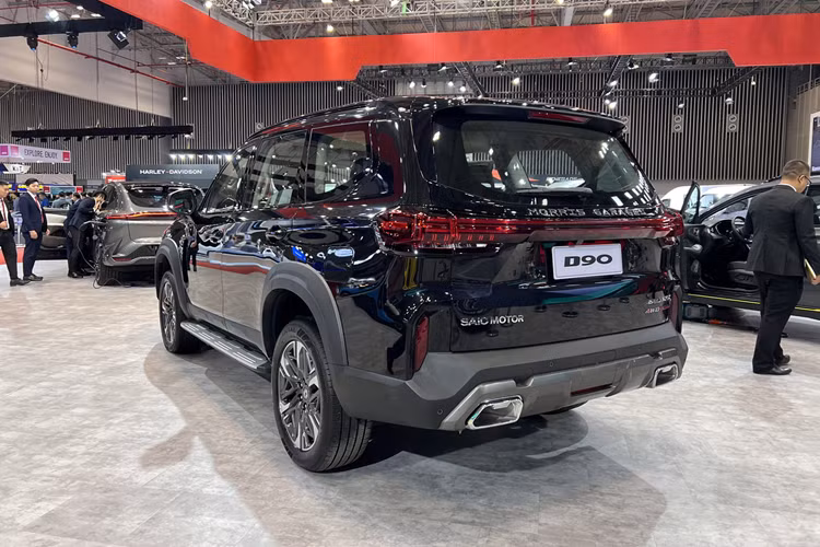 Tuy nhiên, theo nguồn tin từ phía hãng, mẫu SUV này sẽ được phân phối với hai phiên bản: COM (tiêu chuẩn) và LUX (cao cấp), cả hai đều sử dụng hệ dẫn động bốn bánh. Mức giá xe MG D90 2025 cụ thể chưa được công bố, nhưng nhiều khả năng sẽ mang tính cạnh tranh cao nhằm tạo sức hút với nhóm khách hàng đang cân nhắc các lựa chọn truyền thống.
