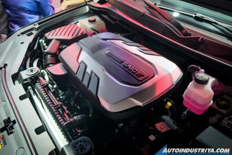 Cụ thể, xe SUV MG D90 2025 được trang bị động cơ diesel 2.0L tăng áp, sản sinh công suất 215 mã lực và mô-men xoắn cực đại 500 Nm. Động cơ kết hợp cùng hộp số tự động 8 cấp và hệ dẫn động 4 bánh toàn thời gian, đi kèm hệ thống kiểm soát địa hình thông minh, giúp tối ưu khả năng vận hành trên nhiều điều kiện địa hình khác nhau.