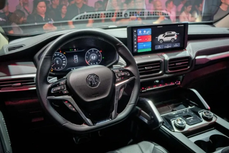 MG D90 2025 sở hữu kích thước lớn với chiều dài 4.985 mm, chiều rộng 1.926 mm, chiều cao 1.867 mm và chiều dài cơ sở đạt 2.950 mm. Kích thước này không chỉ mang lại sự ổn định khi vận hành mà còn đảm bảo không gian nội thất rộng rãi cho cả ba hàng ghế, đáp ứng tốt nhu cầu di chuyển gia đình hay công việc.