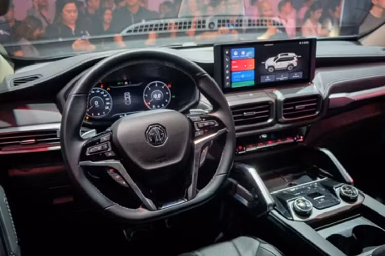 MG D90 2025 sở hữu kích thước lớn với chiều dài 4.985 mm, chiều rộng 1.926 mm, chiều cao 1.867 mm và chiều dài cơ sở đạt 2.950 mm. Kích thước này không chỉ mang lại sự ổn định khi vận hành mà còn đảm bảo không gian nội thất rộng rãi cho cả ba hàng ghế, đáp ứng tốt nhu cầu di chuyển gia đình hay công việc.