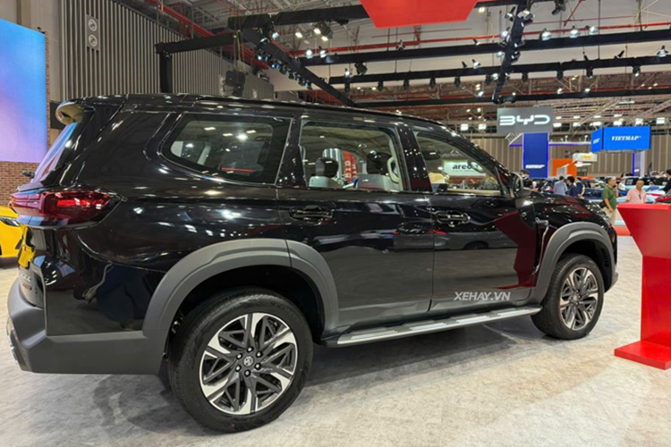 Đáng chú ý, MG D90 được tích hợp hệ thống an toàn chủ động ADAS, bao gồm hỗ trợ giữ làn, cảnh báo điểm mù, cảnh báo va chạm phía trước và sau, phanh khẩn cấp tự động, cảnh báo phương tiện cắt ngang phía sau, cùng hệ thống giám sát áp suất lốp.