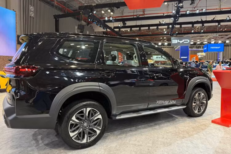 Đáng chú ý, MG D90 được tích hợp hệ thống an toàn chủ động ADAS, bao gồm hỗ trợ giữ làn, cảnh báo điểm mù, cảnh báo va chạm phía trước và sau, phanh khẩn cấp tự động, cảnh báo phương tiện cắt ngang phía sau, cùng hệ thống giám sát áp suất lốp.