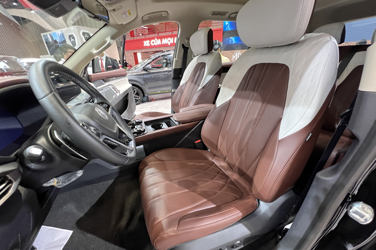 Về thiết kế, MG D90 gây ấn tượng với lưới tản nhiệt hình bát giác cỡ lớn, cụm đèn pha LED sắc sảo tích hợp dải LED ban ngày, cùng bộ mâm hợp kim cắt kim cương cỡ lớn tạo vẻ mạnh mẽ và hiện đại. Phần đuôi xe nổi bật với cụm đèn hậu LED ôm sát thân xe, tạo cảm giác liền mạch, đồng thời tăng nhận diện thương hiệu.