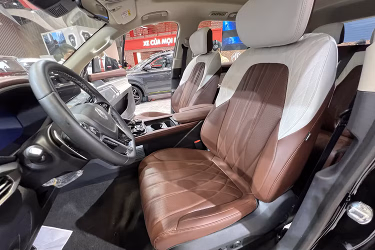 Về thiết kế, MG D90 gây ấn tượng với lưới tản nhiệt hình bát giác cỡ lớn, cụm đèn pha LED sắc sảo tích hợp dải LED ban ngày, cùng bộ mâm hợp kim cắt kim cương cỡ lớn tạo vẻ mạnh mẽ và hiện đại. Phần đuôi xe nổi bật với cụm đèn hậu LED ôm sát thân xe, tạo cảm giác liền mạch, đồng thời tăng nhận diện thương hiệu.