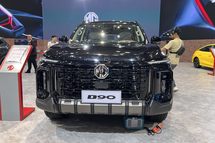 Cửa sổ trời toàn cảnh và thanh giá nóc góp phần tăng tính thực dụng và thẩm mỹ. Về nội thất, bên trong khoang cabin của MG D90 được bọc da toàn bộ, thiết kế theo phong cách sang trọng và tiện nghi. Trung tâm bảng điều khiển là màn hình cảm ứng 12,3 inch với khả năng kết nối Apple CarPlay và Android Auto không dây.