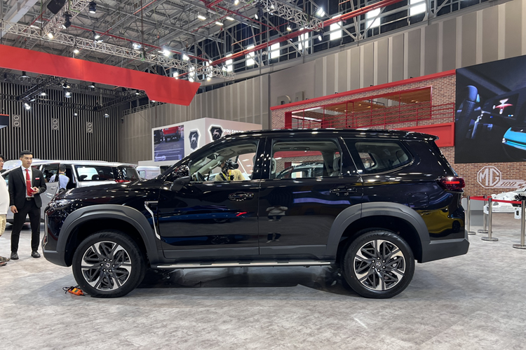 Phía sau vô lăng là màn hình đa thông tin 8 inch hiển thị đầy đủ các thông số vận hành và hỗ trợ lái. Xe còn được trang bị hệ thống điều hòa tự động ba vùng, ghế lái chỉnh điện 8 hướng, hàng ghế thứ hai dạng ghế thuyền trưởng (captain seat), cốp điện rảnh tay, đèn viền nội thất LED, hệ thống âm thanh cao cấp và đặc biệt là camera 360 độ.