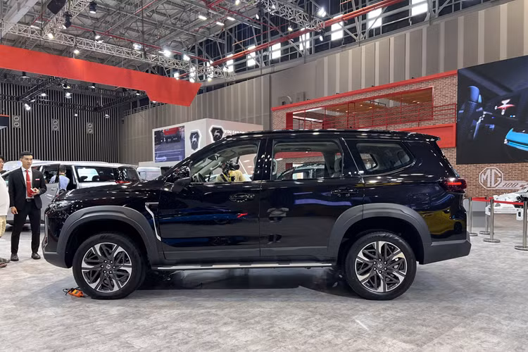 Phía sau vô lăng là màn hình đa thông tin 8 inch hiển thị đầy đủ các thông số vận hành và hỗ trợ lái. Xe còn được trang bị hệ thống điều hòa tự động ba vùng, ghế lái chỉnh điện 8 hướng, hàng ghế thứ hai dạng ghế thuyền trưởng (captain seat), cốp điện rảnh tay, đèn viền nội thất LED, hệ thống âm thanh cao cấp và đặc biệt là camera 360 độ.