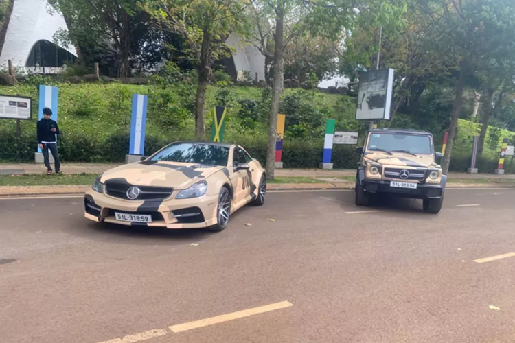 Xe thể thao mui trần Mercedes-Benz 190 SL được trang bị khối động cơ 4 xi-lanh thẳng hàng SOHC nạp khí tự nhiên, dung tích 1.9 lít, trái tim này dựa trên động cơ của huyền thoại cửa cánh chim Mercedes-Benz 300 SL nhưng bị bỏ bớt đi 2 xi-lanh.