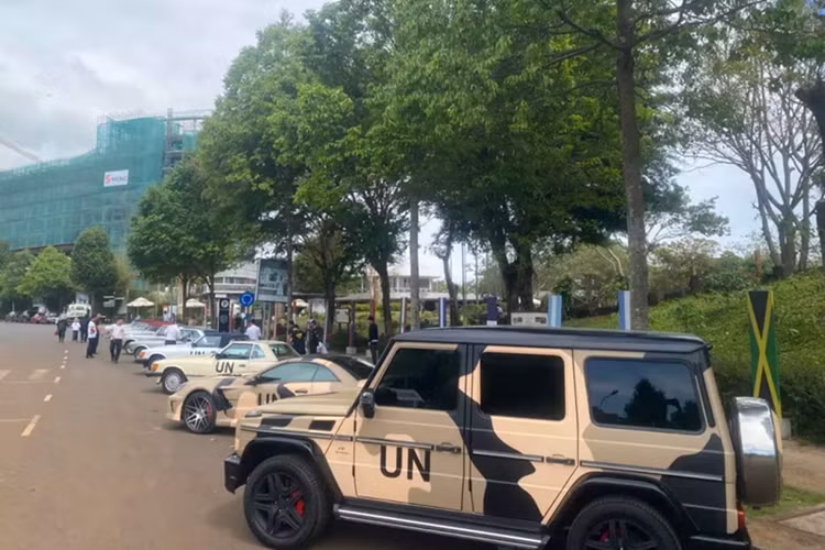 Sức mạnh này trên xe Mercedes-Benz 190 SL sẽ sản sinh công suất tối đa 104 mã lực và mô-men xoắn cực đại 142 Nm. Hệ truyền động của xe bao gồm hộp số sàn 4 cấp và dẫn động cầu sau. Với hệ động lực này, Mercedes-Benz 190 SL có thể đạt tốc độ tối đa 171 km/giờ.