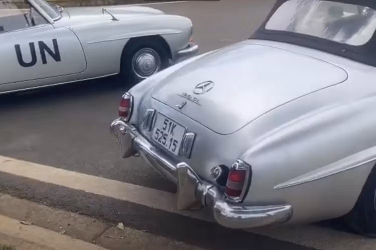 Ngoài ra, dàn xe trưng bày còn có Mercedes-Benz 230SL, 250SL, 280SL, 380SL và 560SL là những mẫu xe độc lạ hứa hẹn sẽ giúp giới mê xe cổ đã mắt khi chiêm ngưỡng 1 dàn. Sau cùng là Mercedes-Benz SL-Class và Mercedes-Benz G63 AMG với phong cách rằn ri.