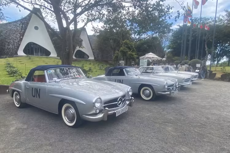 Ngay từ bây giờ, trong ngày 8/3/2025, sự kiện đặc biệt được giới mê xe chờ đợi chính là dàn ôtô cổ của ông Đặng Lê Nguyên Vũ mang đã lộ diện. Đúng như dự đoán về việc ông Đặng Lê Nguyên Vũ sẽ cho trưng bày dàn xe cổ của Mercedes-Benz nhưng điều mà không ai ngờ tới lại là có đến 6 chiếc 190SL, cùng rất nhiều hàng độc lạ.