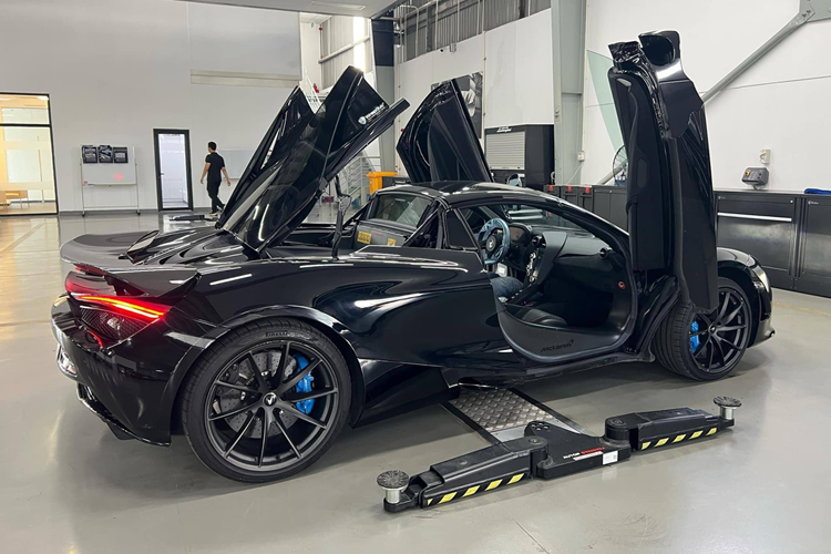 Siêu mui trần McLaren 720S Spider sở hữu khối động cơ xăng V8, tăng áp kép, dung tích 4.0 lít, sản sinh công suất tối đa 710 mã lực và mô-men xoắn cực đại 770 Nm.