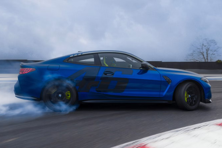 Bên hông xe là con số "46" huyền thoại, vừa nhắc đến ngày sinh nhật tuổi 46 và gợi nhớ con số đua của Rossi. Viền lưới tản nhiệt và một nan chữ V trên mâm hợp kim được hoàn thiện bằng màu vàng Sao Paulo Yellow. Những chiếc xe màu Marina Bay Blue cũng có các đường kẻ cùng màu vàng trên khung cửa.