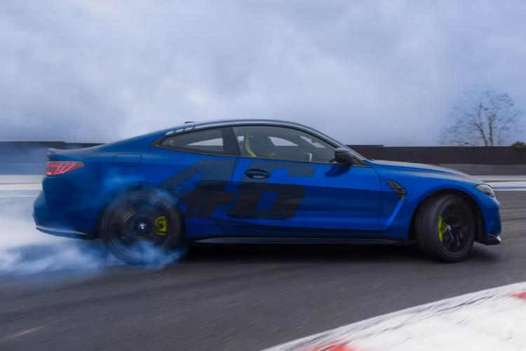 Bên hông xe là con số "46" huyền thoại, vừa nhắc đến ngày sinh nhật tuổi 46 và gợi nhớ con số đua của Rossi. Viền lưới tản nhiệt và một nan chữ V trên mâm hợp kim được hoàn thiện bằng màu vàng Sao Paulo Yellow. Những chiếc xe màu Marina Bay Blue cũng có các đường kẻ cùng màu vàng trên khung cửa.