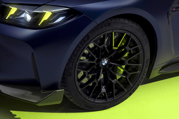 Hệ thống treo M thích ứng và các thành phần hệ thống lái (thước lái, góc đặt camber bánh xe, giảm chấn, lò xo phụ, thanh chống lật...) cũng được tinh chỉnh đặc biệt để truyền sức mạnh của VR46 xuống mặt đường một cách mượt nhất.