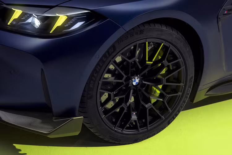 Hệ thống treo M thích ứng và các thành phần hệ thống lái (thước lái, góc đặt camber bánh xe, giảm chấn, lò xo phụ, thanh chống lật...) cũng được tinh chỉnh đặc biệt để truyền sức mạnh của VR46 xuống mặt đường một cách mượt nhất.