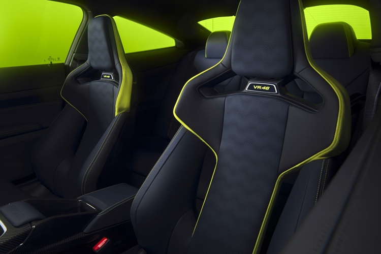 Logo “VR46” được thêu nổi bật trên tựa đầu, bảng điều khiển trung tâm có tấm đánh số các phiên bản giới hạn, đảm bảo rằng đây là chiếc xe đặc biệt. Dưới nắp capo của BMW M4 CS Edition VR46 là động cơ 6 xi-lanh thẳng hàng 3.0 lít với công nghệ M TwinPower Turbo, có thể đạt áp suất tăng áp tối đa 30,5 psi từ hai bộ tăng áp mono-scroll nhằm giảm độ trễ Turbo.