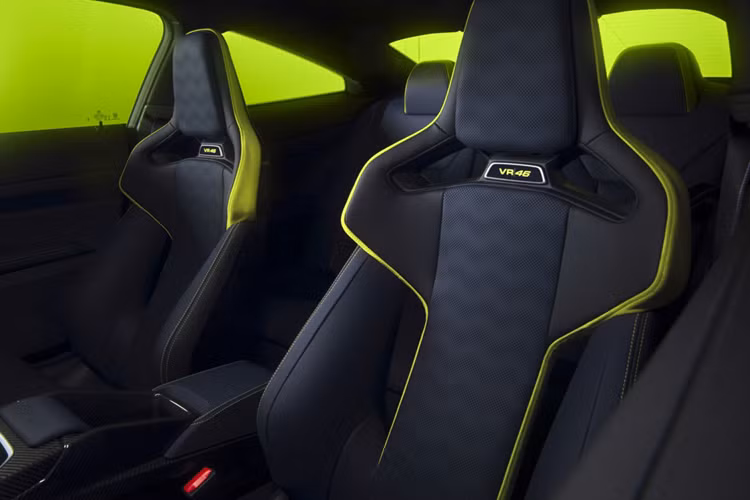 Logo “VR46” được thêu nổi bật trên tựa đầu, bảng điều khiển trung tâm có tấm đánh số các phiên bản giới hạn, đảm bảo rằng đây là chiếc xe đặc biệt. Dưới nắp capo của BMW M4 CS Edition VR46 là động cơ 6 xi-lanh thẳng hàng 3.0 lít với công nghệ M TwinPower Turbo, có thể đạt áp suất tăng áp tối đa 30,5 psi từ hai bộ tăng áp mono-scroll nhằm giảm độ trễ Turbo.