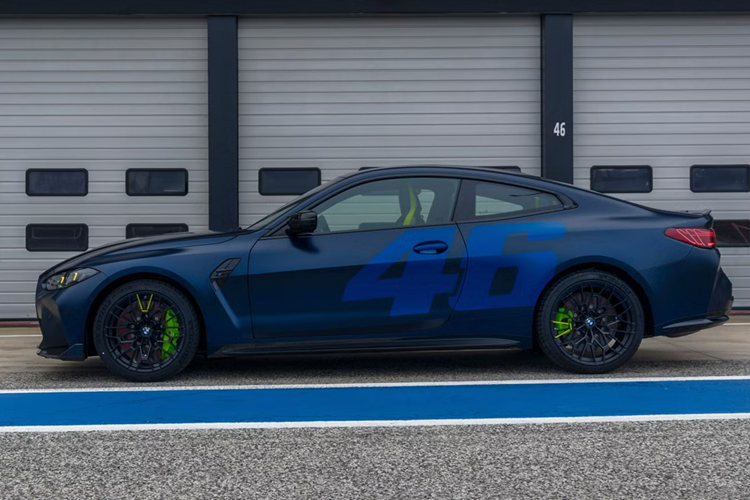 BMW M4 CS Edition VR46 không phải chiếc xe dành cho số đông vì chỉ sản xuất 92 chiếc trên toàn cầu. Trong đó, 46 chiếc màu Frozen Tanzanite Blue Metallic và 46 chiếc màu Marina Bay Blue Metallic.