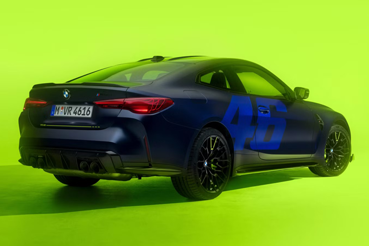 Mức giá xe BMW M4 CS Edition VR46 khởi điểm từ 155.000 USD quy đổi 4,023 tỷ đồng (chưa bao gồm phí vận chuyển). M4 CS Edition VR46 không phải là mẫu xe làm hài lòng tất cả những ai yêu mến BMW và Valentino Rossi nhưng chắc chắn rằng đây vẫn là sự kết hợp hoàn hả