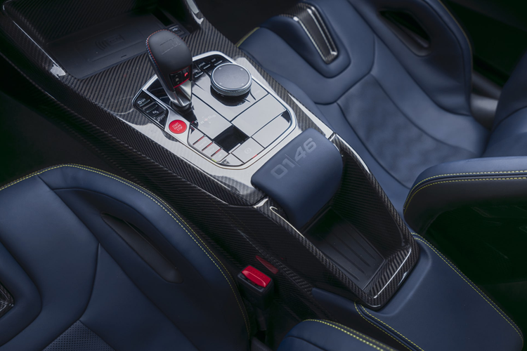 BMW đã tinh chỉnh đặc biệt cho động cơ của VR46, tạo ra công suất 543 mã lực, truyền đến hệ dẫn động 4 bánh M xDrive và vi sai chủ động M thông qua hộp số tự động 8 cấp M Steptronic. “Quái thú” đường đua này có thể tăng tốc từ 0-100 km/h trong 3,2 giây với tốc độ tối đa giới hạn điện tử là 302 km/h.