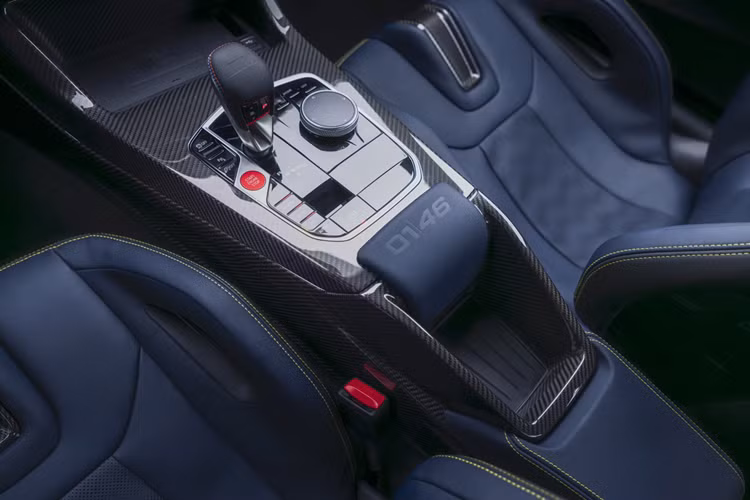 BMW đã tinh chỉnh đặc biệt cho động cơ của VR46, tạo ra công suất 543 mã lực, truyền đến hệ dẫn động 4 bánh M xDrive và vi sai chủ động M thông qua hộp số tự động 8 cấp M Steptronic. “Quái thú” đường đua này có thể tăng tốc từ 0-100 km/h trong 3,2 giây với tốc độ tối đa giới hạn điện tử là 302 km/h.